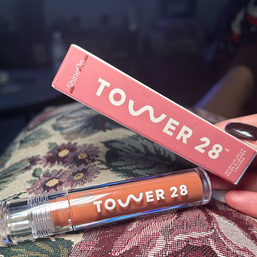 🤍⚠️BRAND NEW WIRH BOX TOWER 28 LIP GLOSS IN SHADE “CASHEW” 💖
